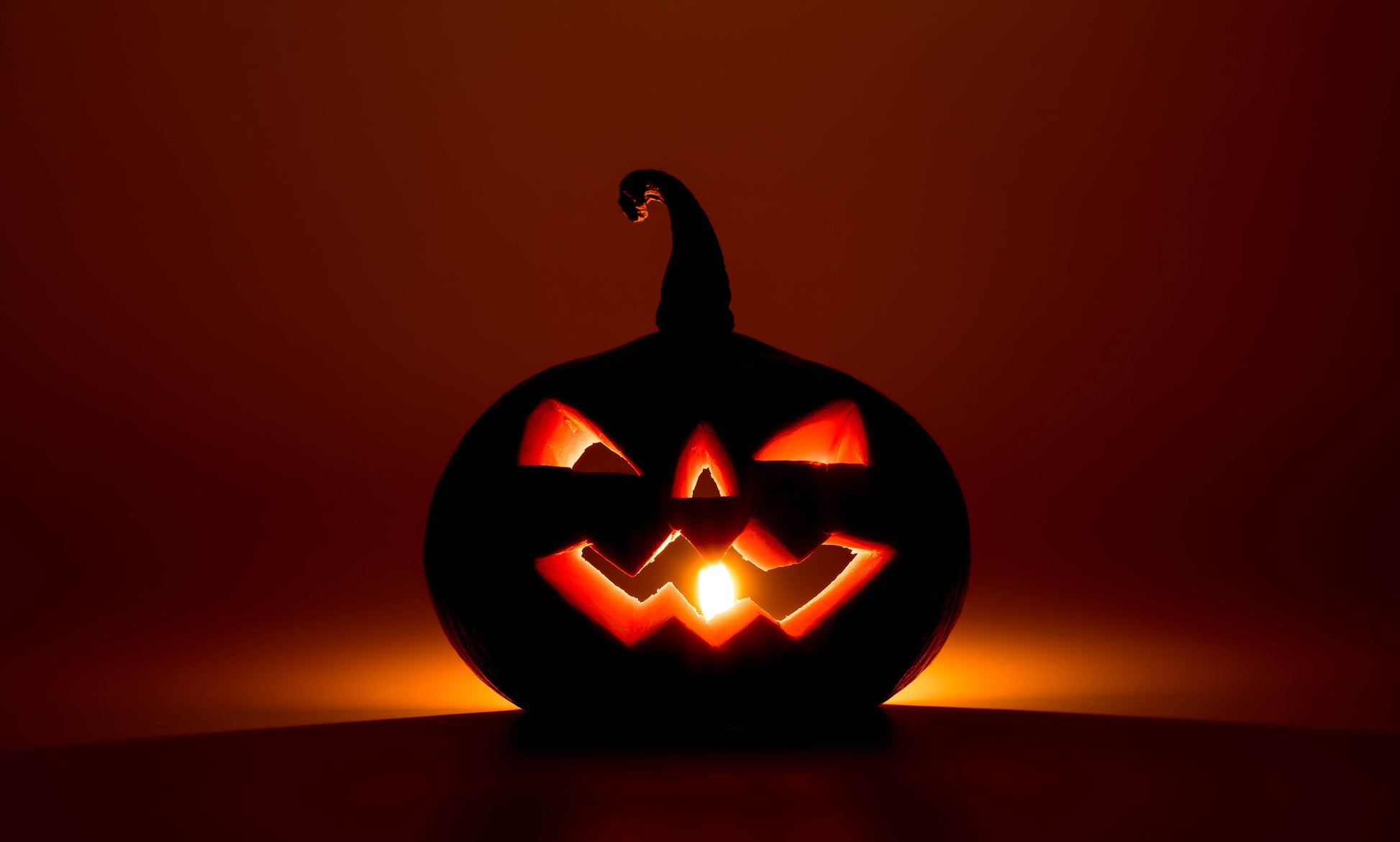 Flaches Druckmotiv Glühender Kürbis für Heizkörperverkleidung
