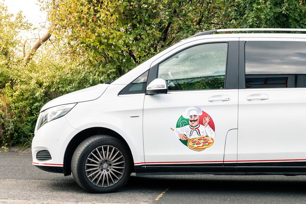 Kochmotiv-Magnetschild in Anwendung am weißen Van